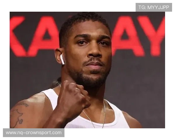 安东尼·约书亚训练完直接去夜店，穿高定西装喝黑桃A？